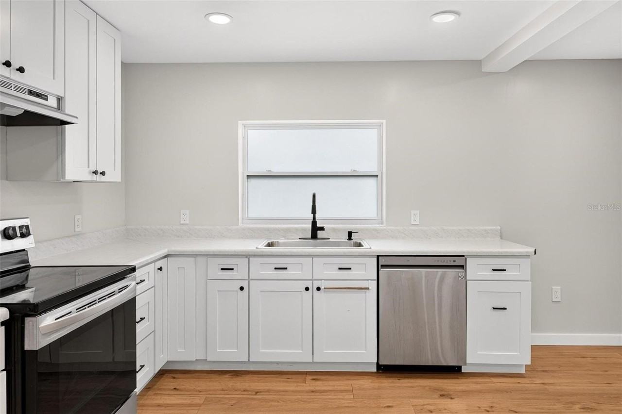 1099 Grove Ave - Photo 6 of 50