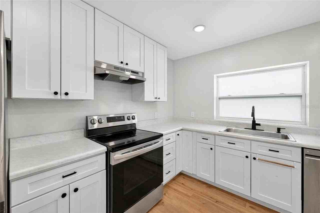 1099 Grove Ave - Photo 7 of 50