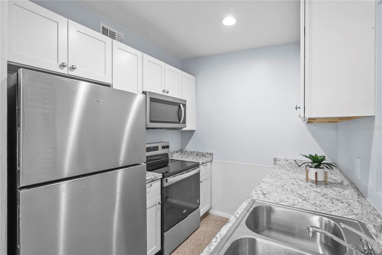 5212 N Indiana Ave - Photo 5 of 32