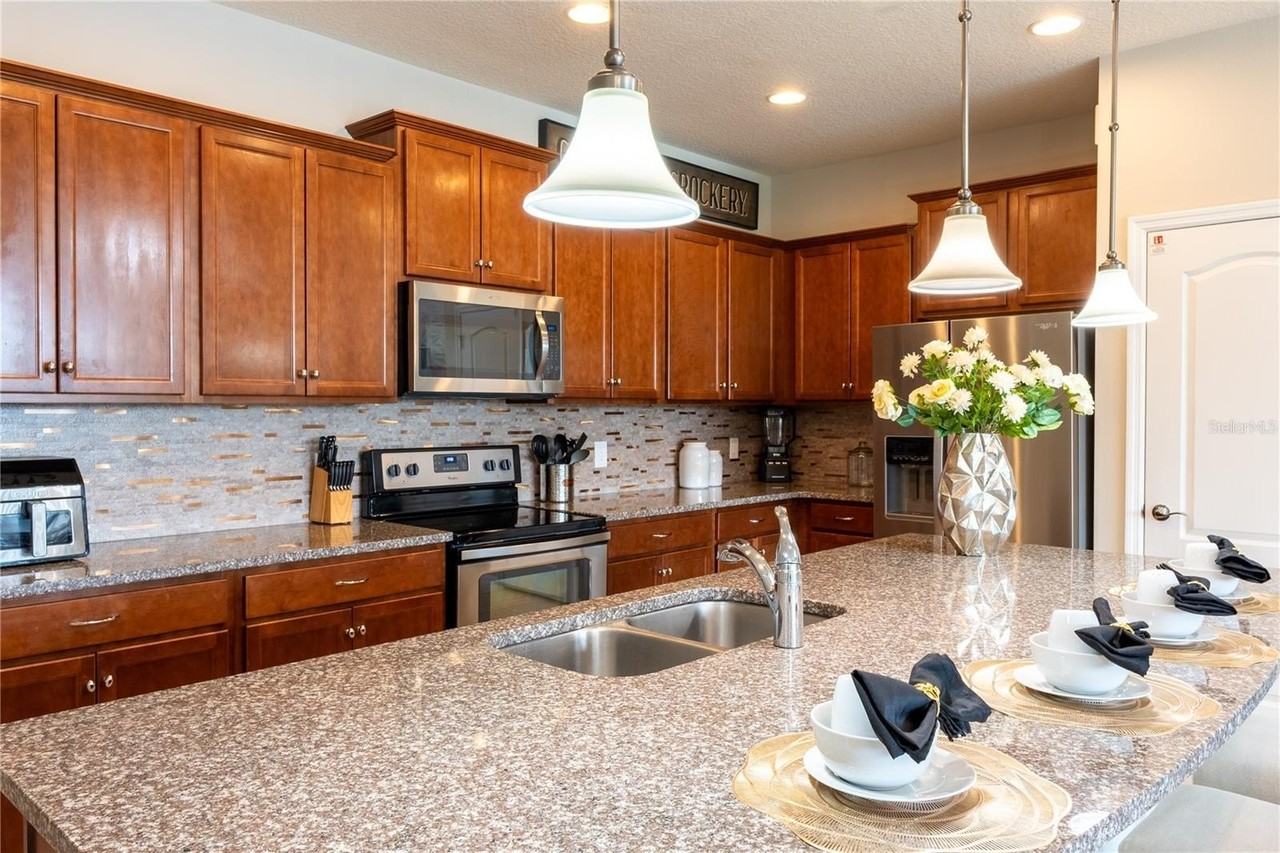 8894 Geneve Ct - Photo 4 of 27