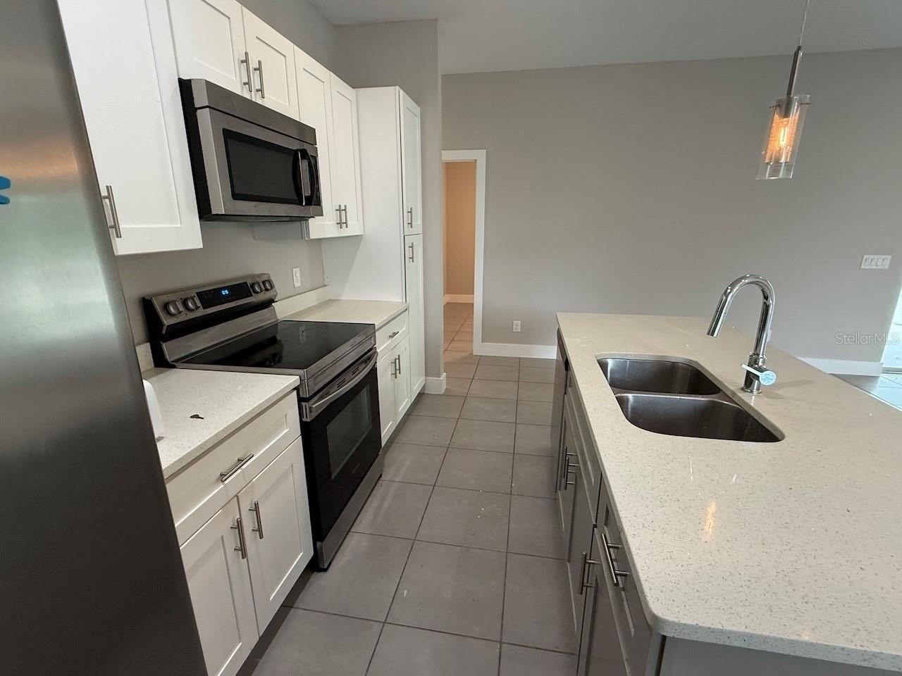 105 Zinnia Ln W - Photo 7 of 18