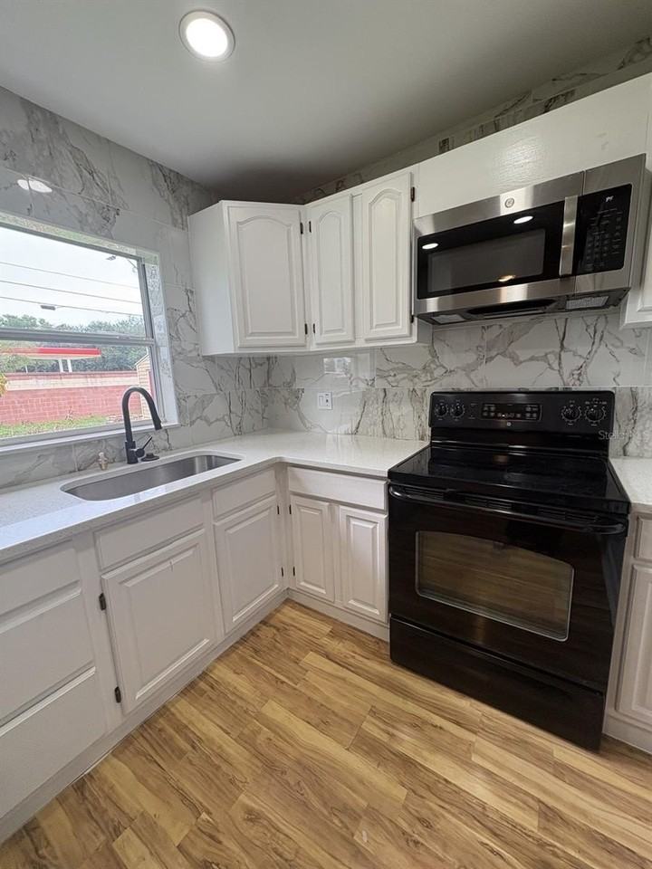 821 S Solandra Dr - Photo 5 of 24