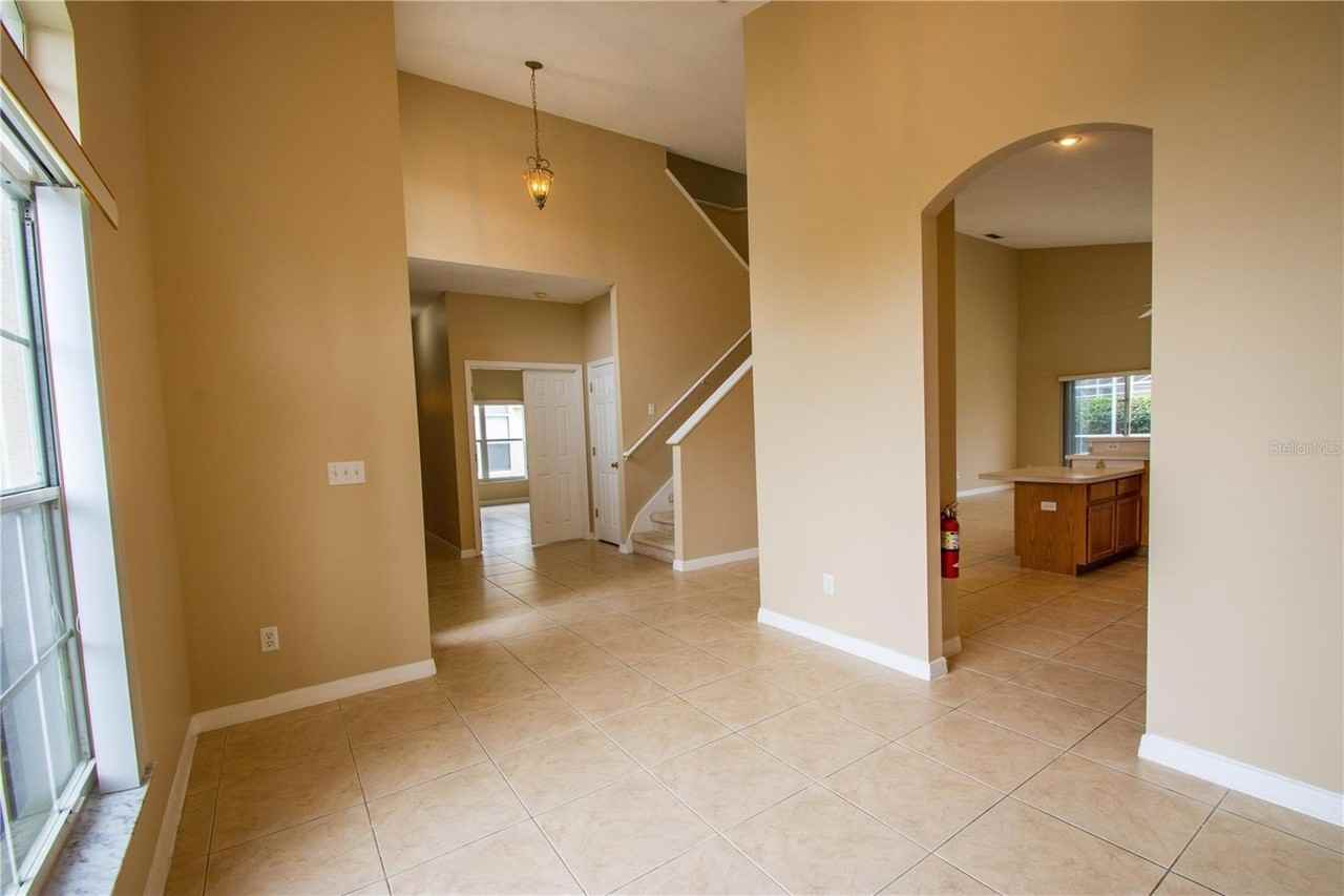 421 Lockbreeze Dr - Photo 5 of 32