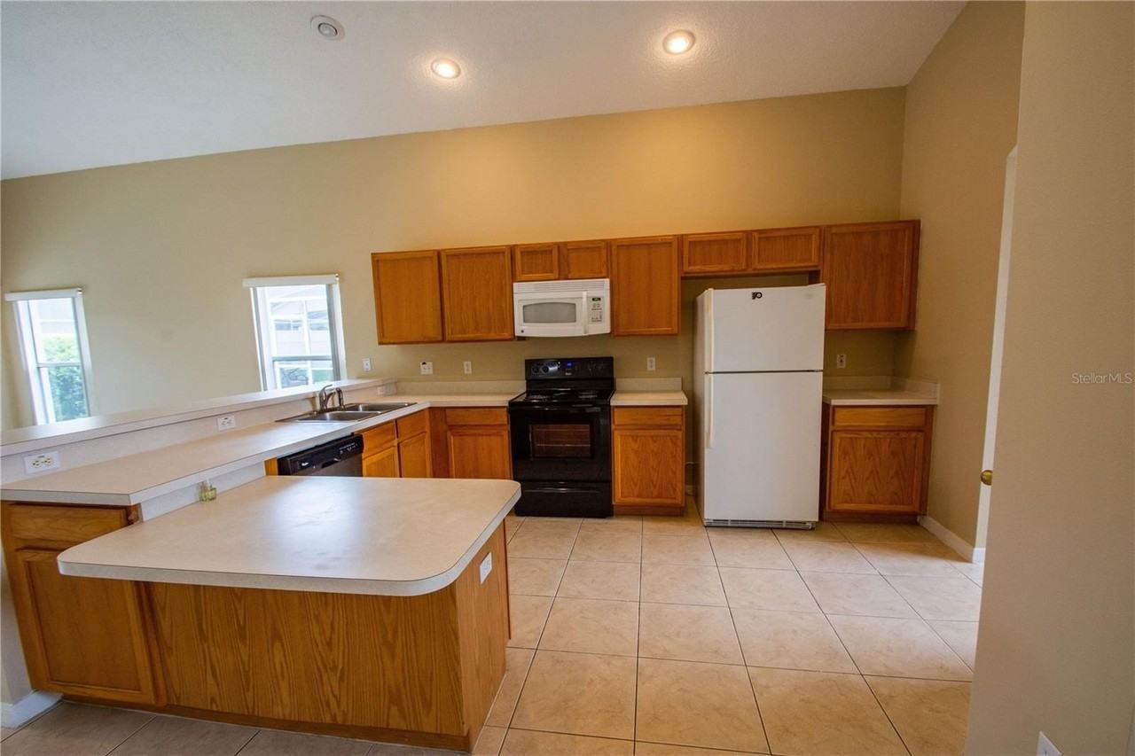 421 Lockbreeze Dr - Photo 7 of 32