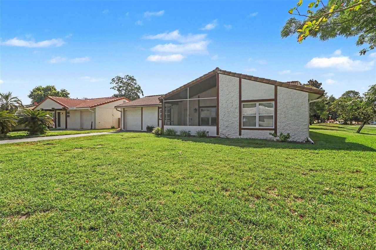 10157 Bluff Ct - Photo 2 of 26