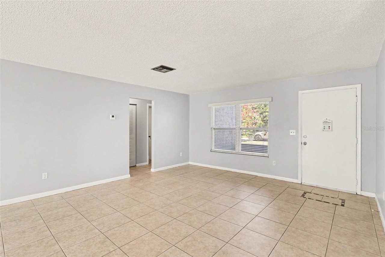 10157 Bluff Ct - Photo 5 of 26