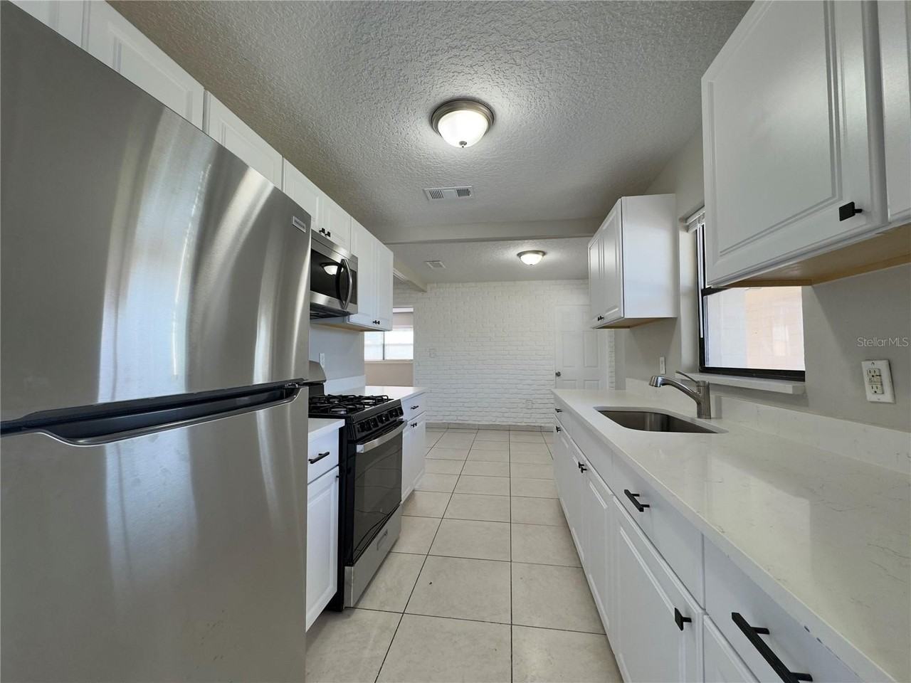 1219 Browning Ave - Photo 3 of 17