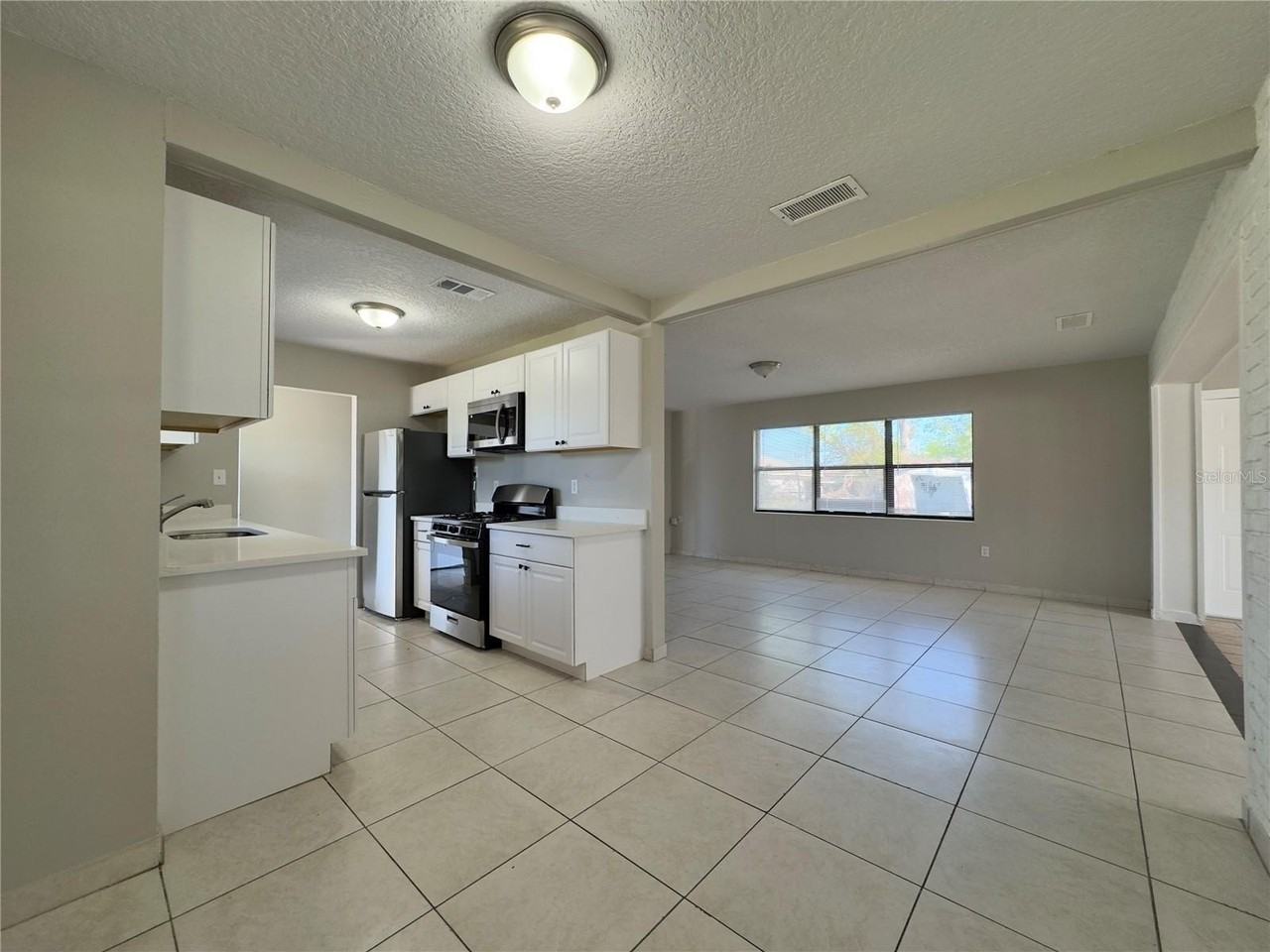 1219 Browning Ave - Photo 5 of 17