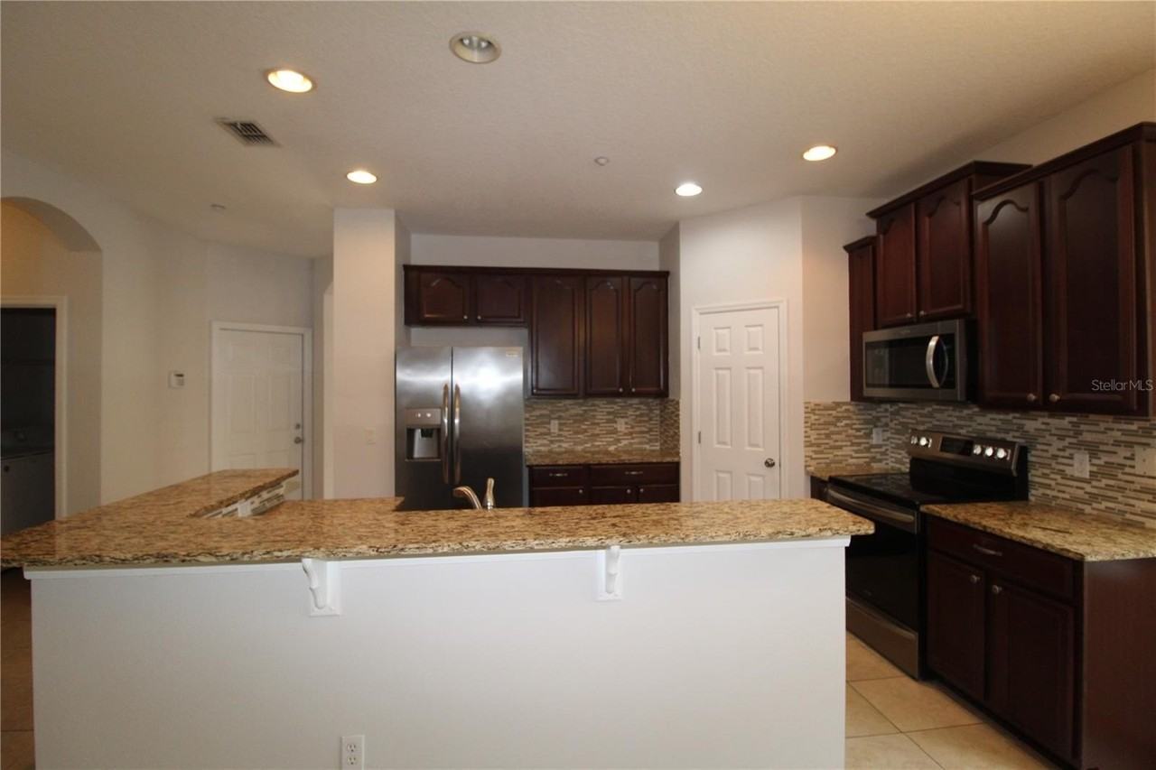 9885 Leland Dr - Photo 6 of 30