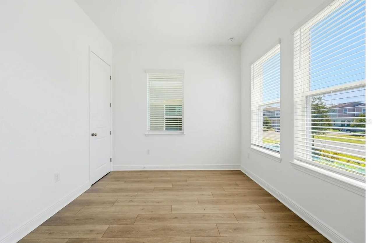 16453 Hamlin View St - Photo 3 of 23