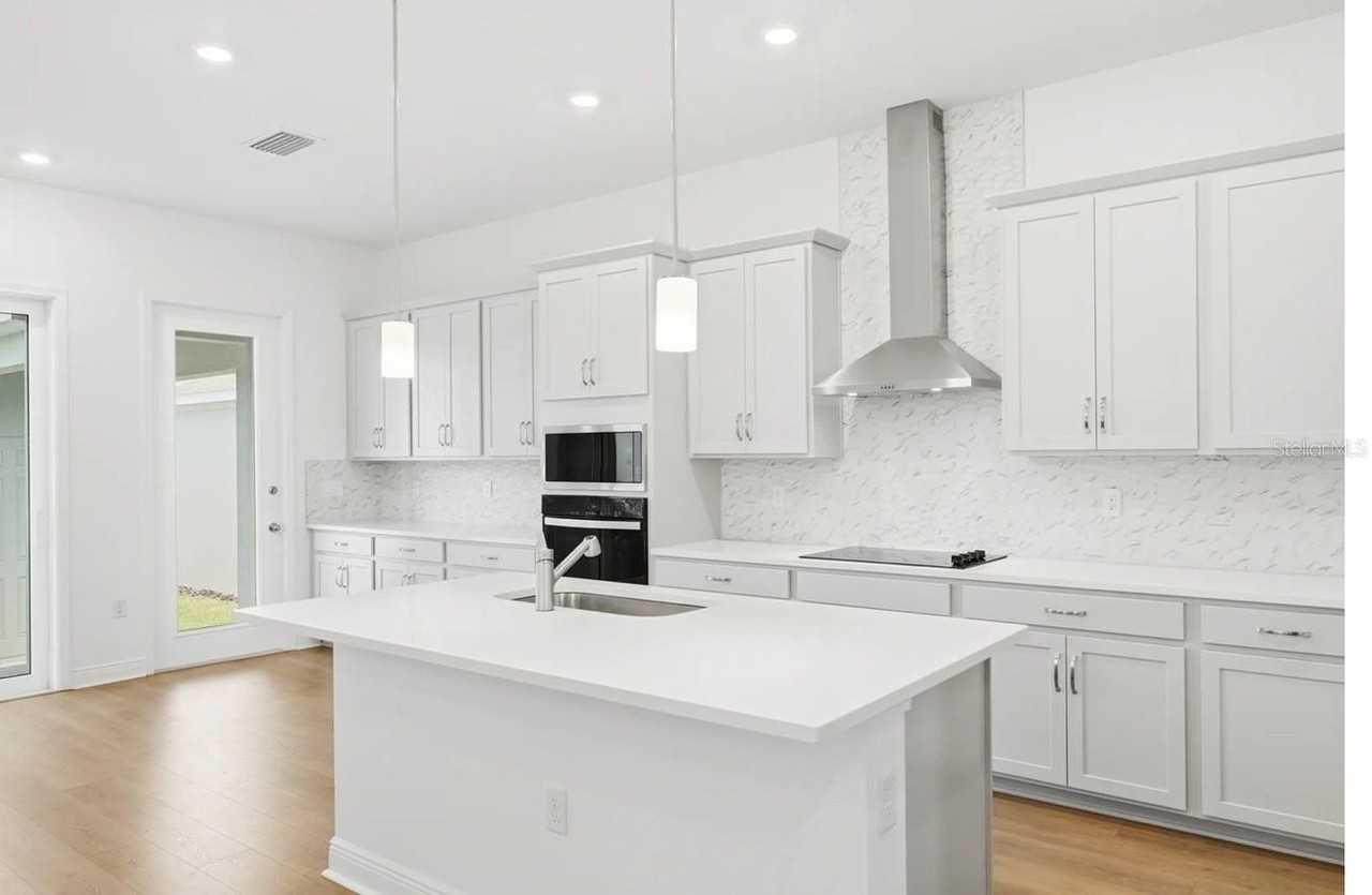 16453 Hamlin View St - Photo 7 of 23