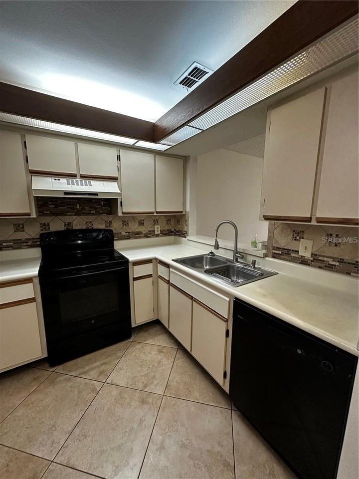 3100 S Semoran Blvd #11 - Photo 3 of 18
