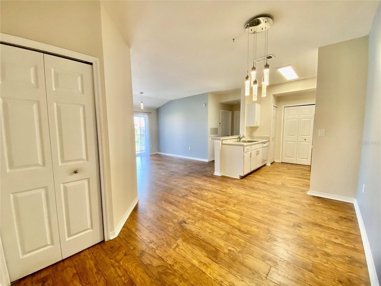 5467 Vineland Rd #6301 - Photo 7 of 33