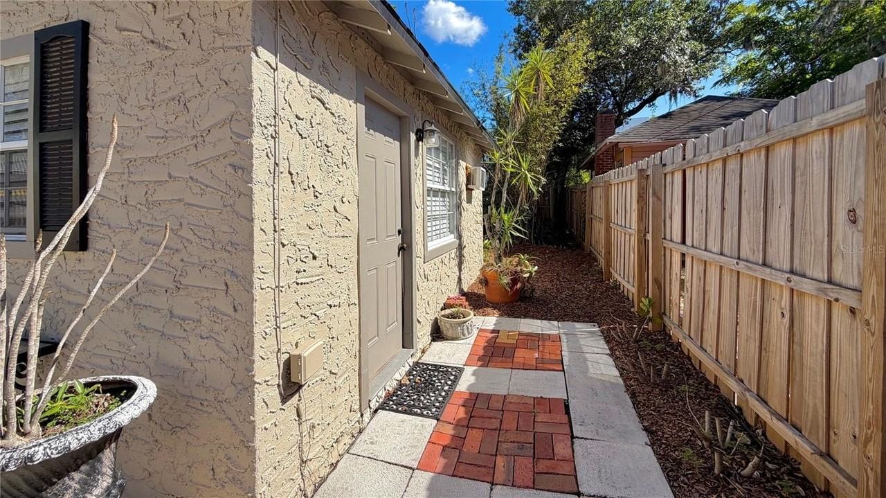 1618 Park Lake St - Photo 2 of 12
