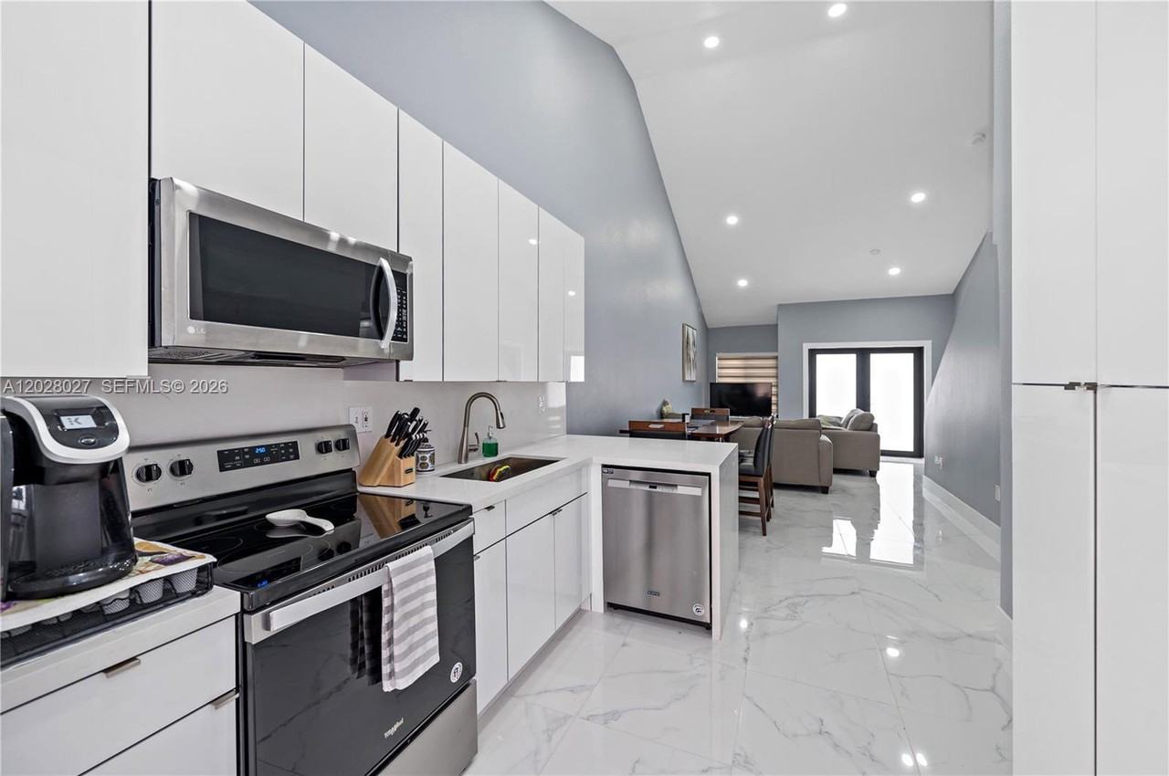 9046 Nw 121st Ter - Photo 6 of 8