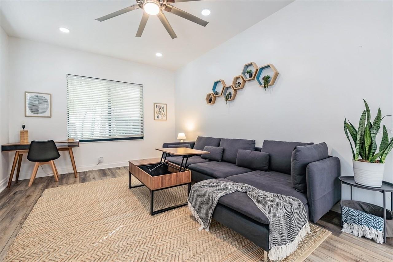 2325 W Green St - Photo 2 of 16