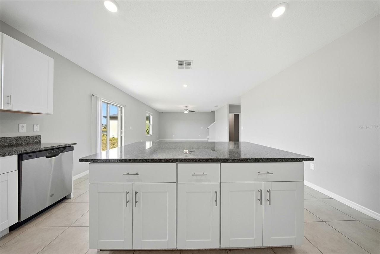 15617 Charr Island St - Photo 4 of 45