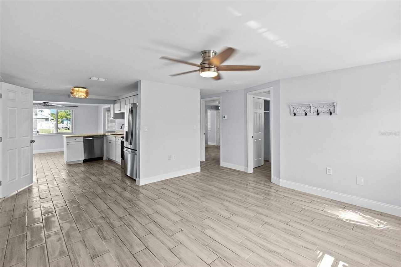 13916 Sommers Ave - Photo 4 of 44