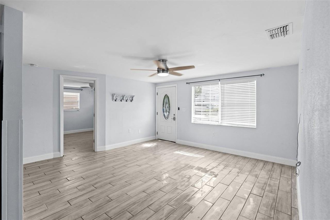 13916 Sommers Ave - Photo 5 of 44
