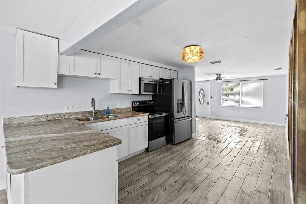 13916 Sommers Ave - Photo 7 of 44