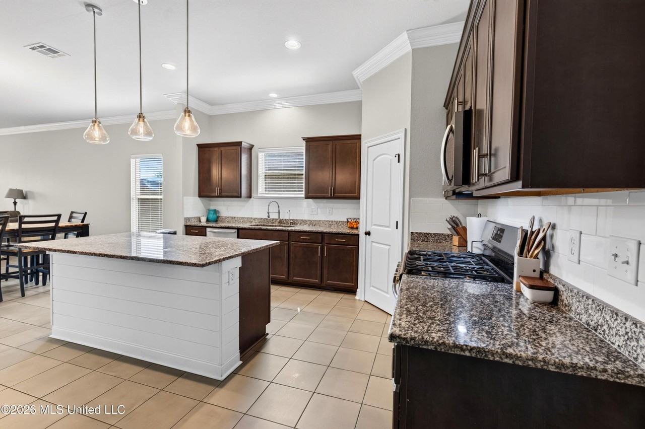 16463 Millsaps Ave - Photo 3 of 35