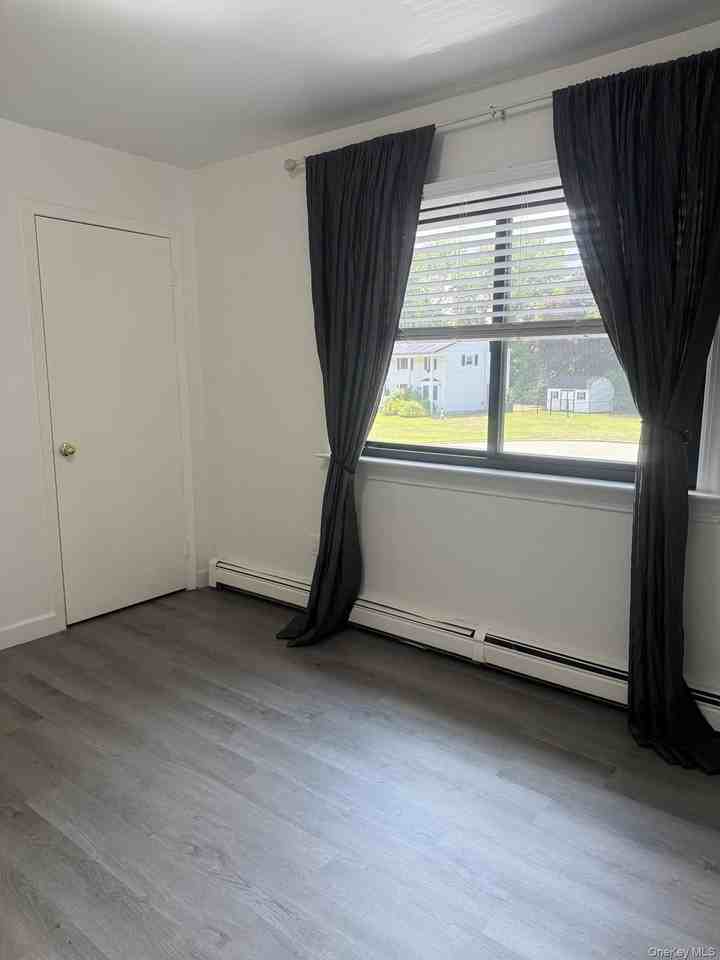 27 Stuart Dr - Photo 4 of 11