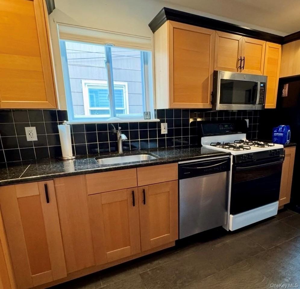 717 E Walnut St - Photo 3 of 15