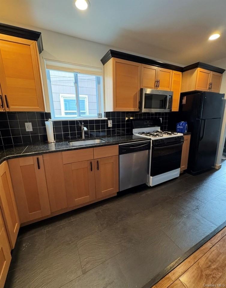 717 E Walnut St - Photo 4 of 15