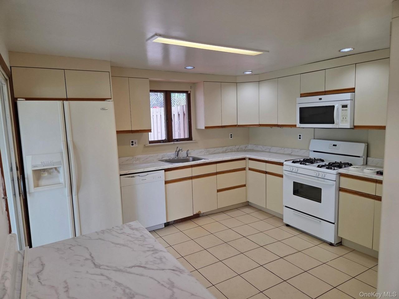 59 Beach Rd - Photo 3 of 34