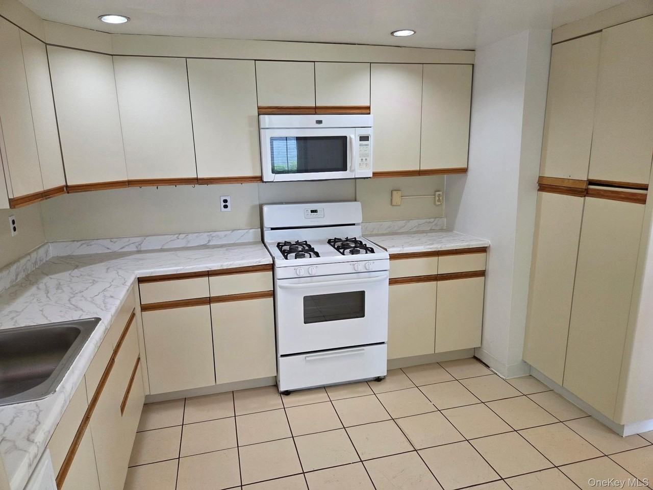 59 Beach Rd - Photo 4 of 34