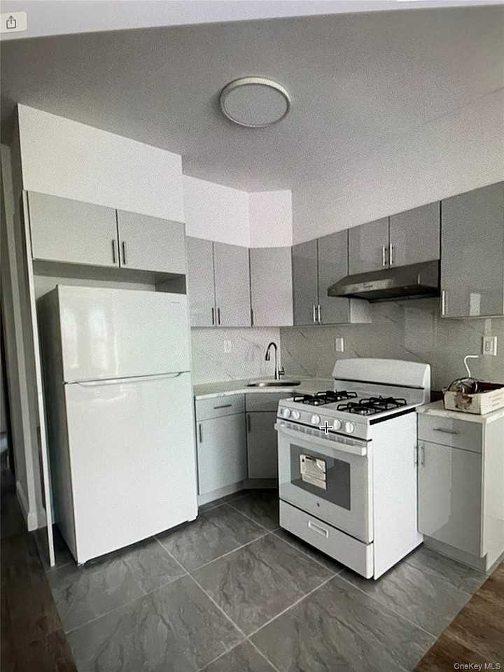 9712 Northern Blvd - Photo 4 of 7