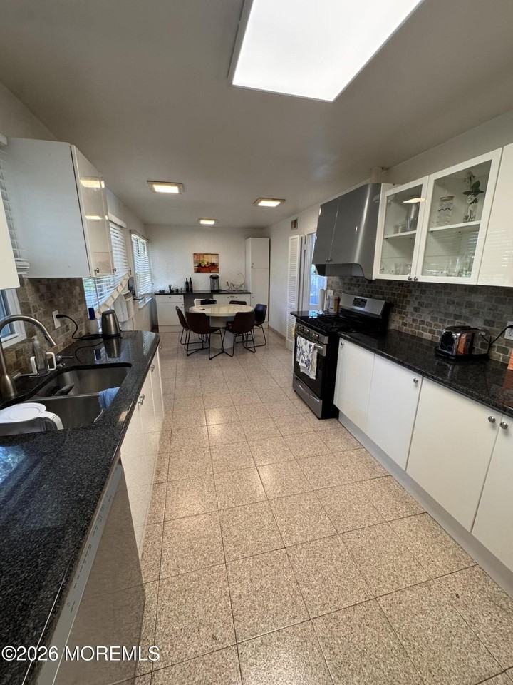 275 Garfield Ave - Photo 5 of 14