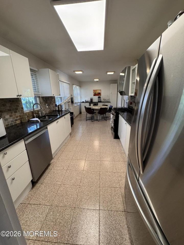275 Garfield Ave - Photo 6 of 14