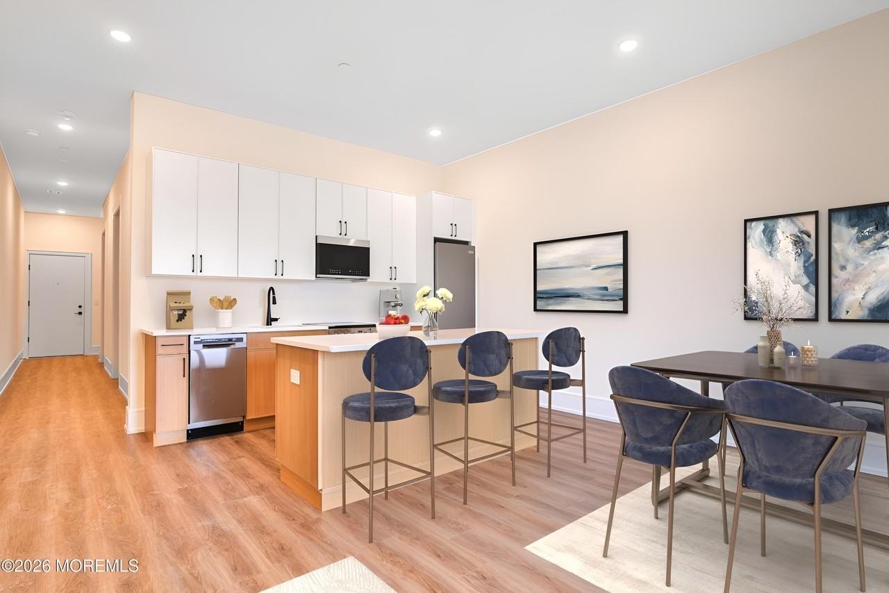 527 Bangs Ave #401