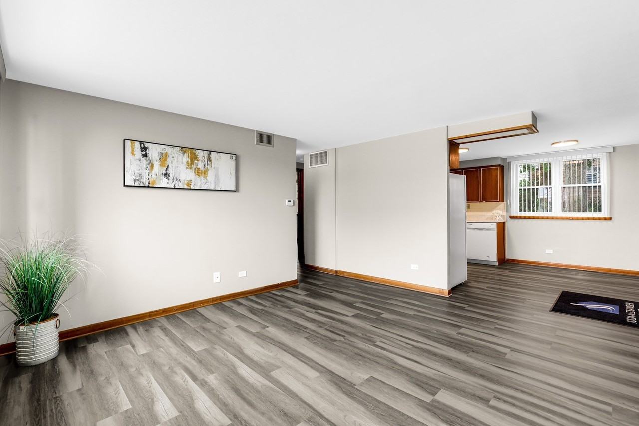 7101 W Foster Pl #B - Photo 3 of 10