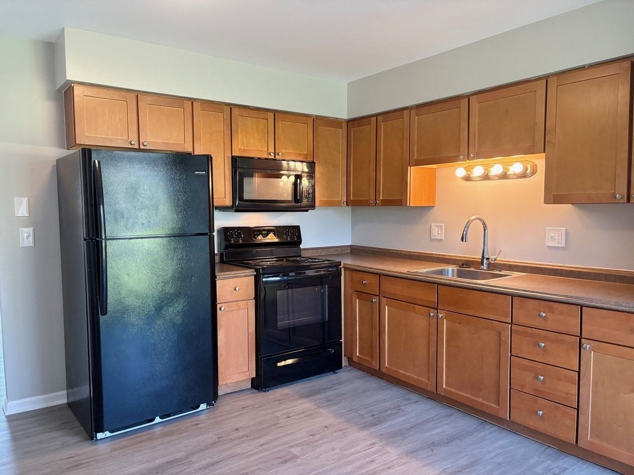 724 Oakton Rd - Photo 2 of 17