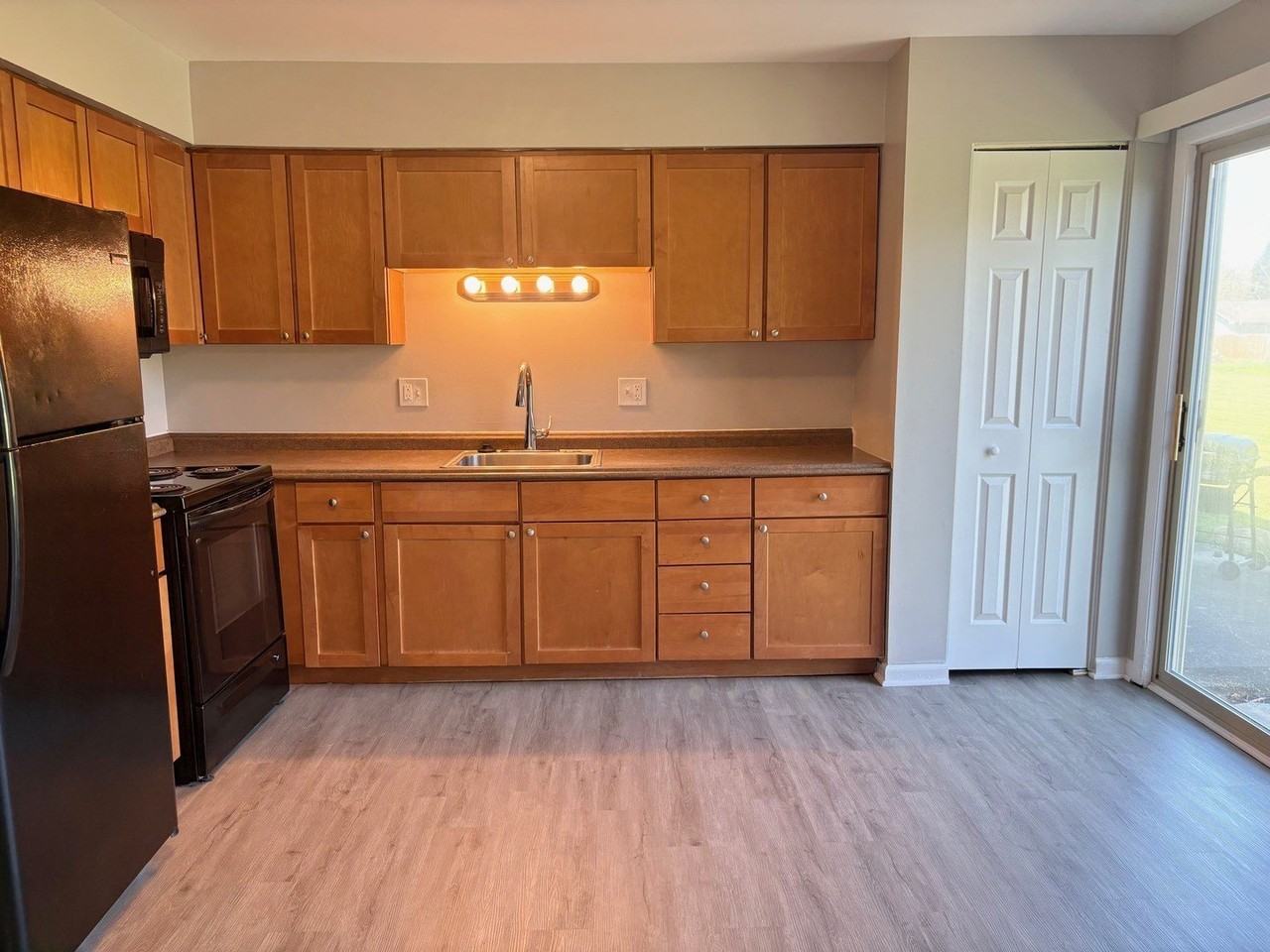 724 Oakton Rd - Photo 3 of 17