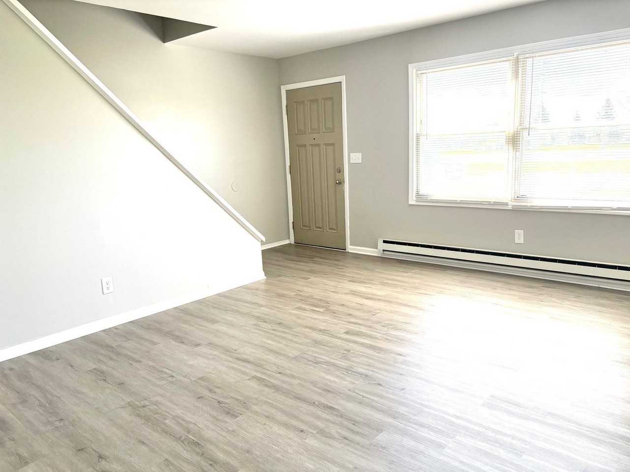724 Oakton Rd - Photo 5 of 17
