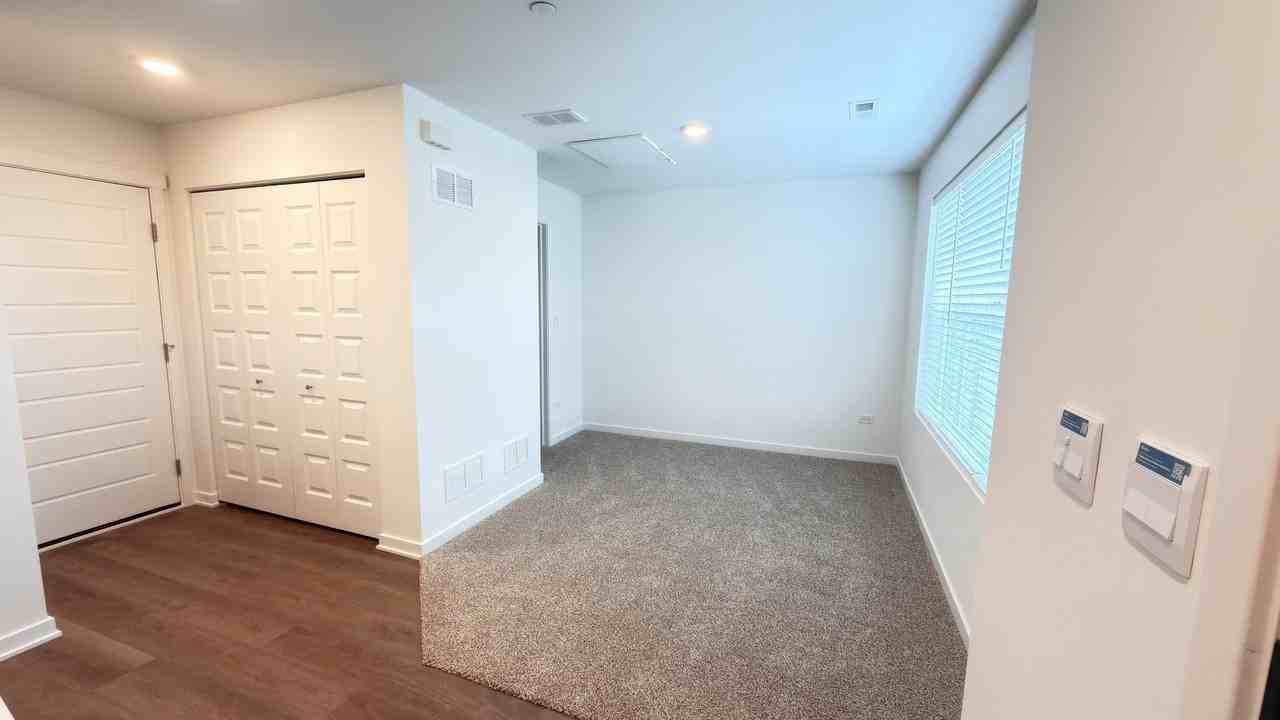 435 Lakeshore Ct - Photo 2 of 19