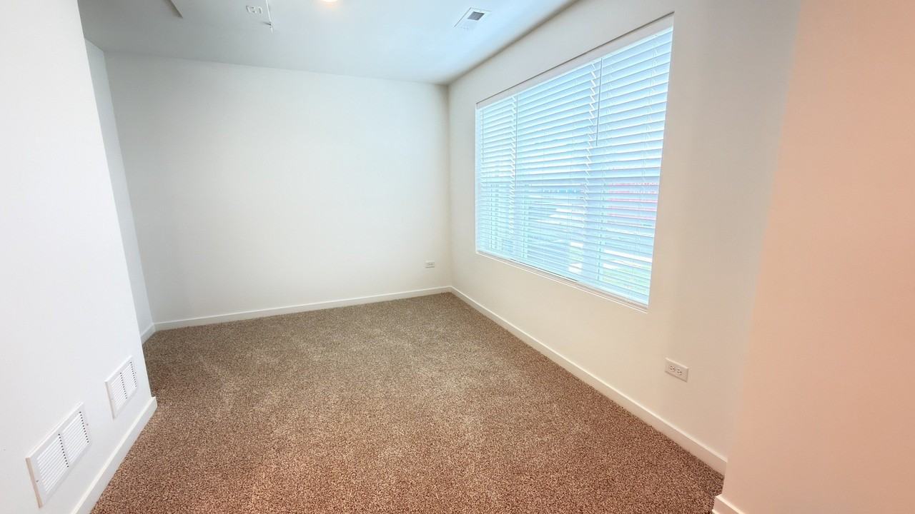 435 Lakeshore Ct - Photo 4 of 19