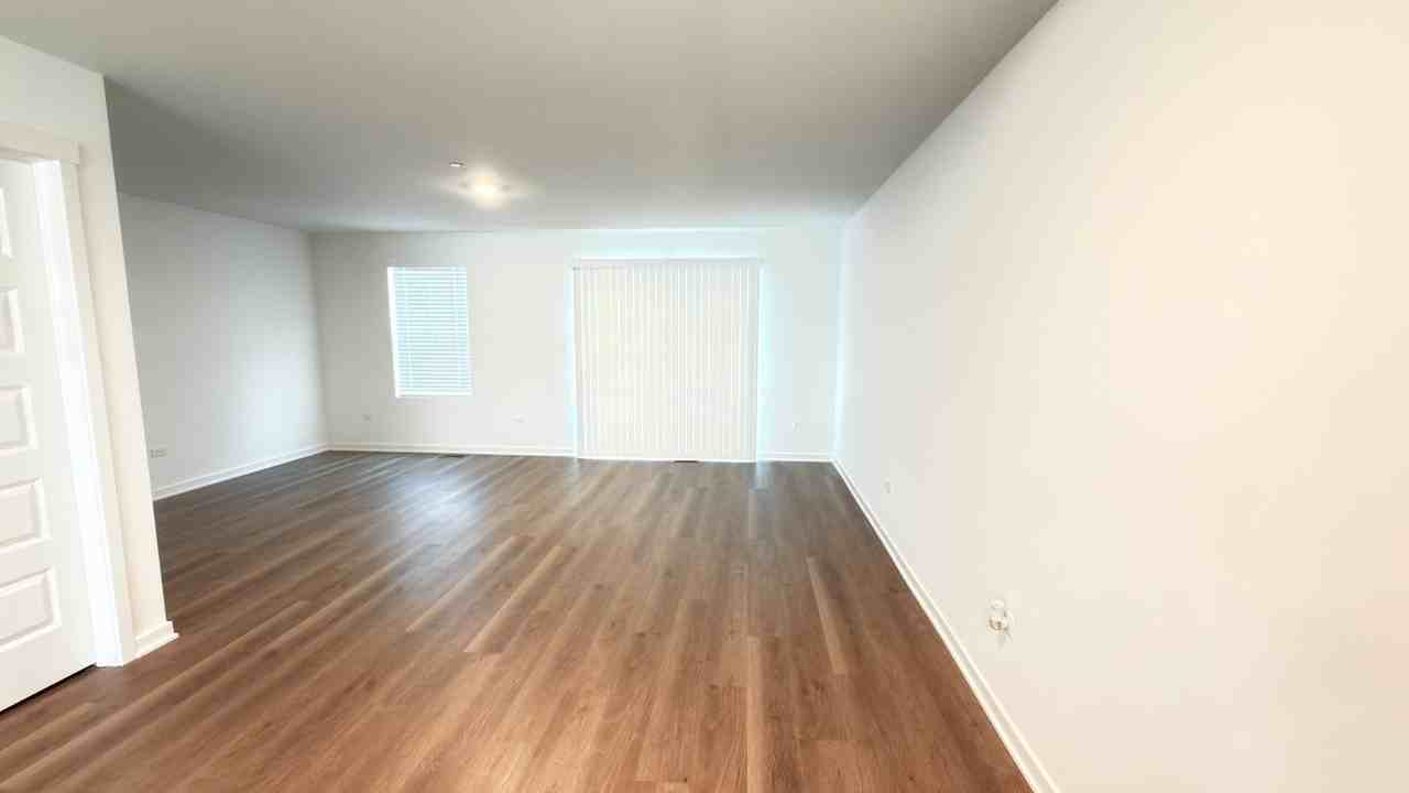 435 Lakeshore Ct - Photo 5 of 19