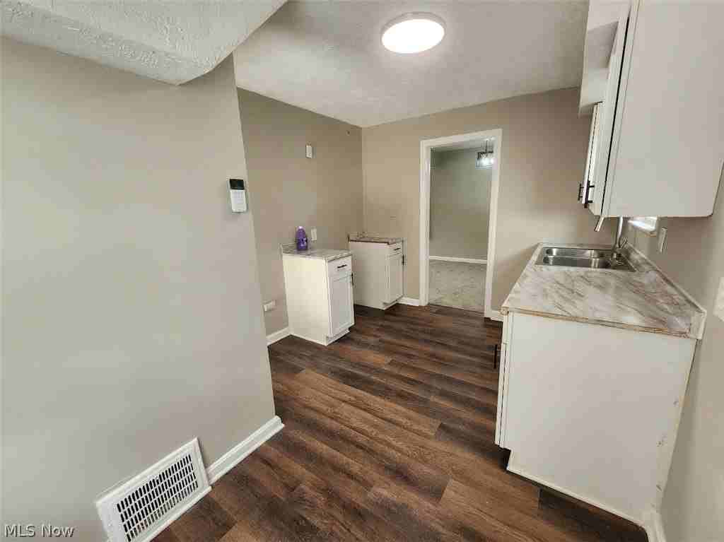 16401 Judson Dr - Photo 2 of 9