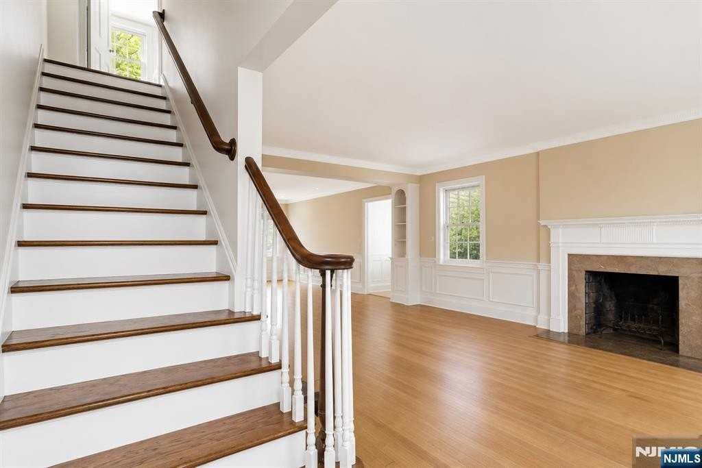 60 Oak Ave - Photo 2 of 13