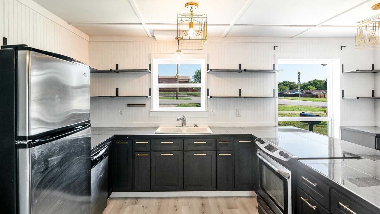906 Pleasant Valley Rd - Photo 6 of 27