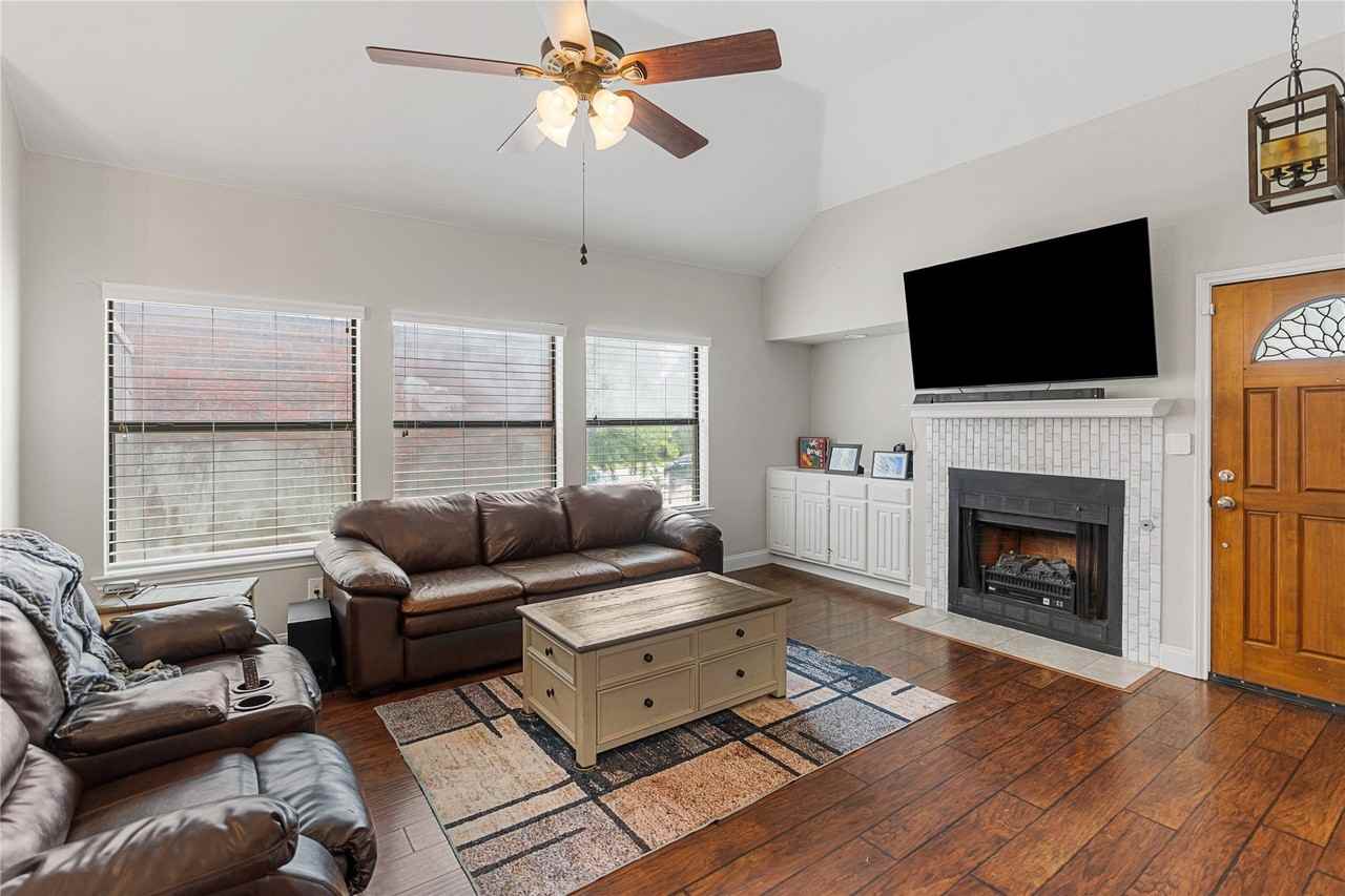 2219 Greenview Dr - Photo 2 of 21