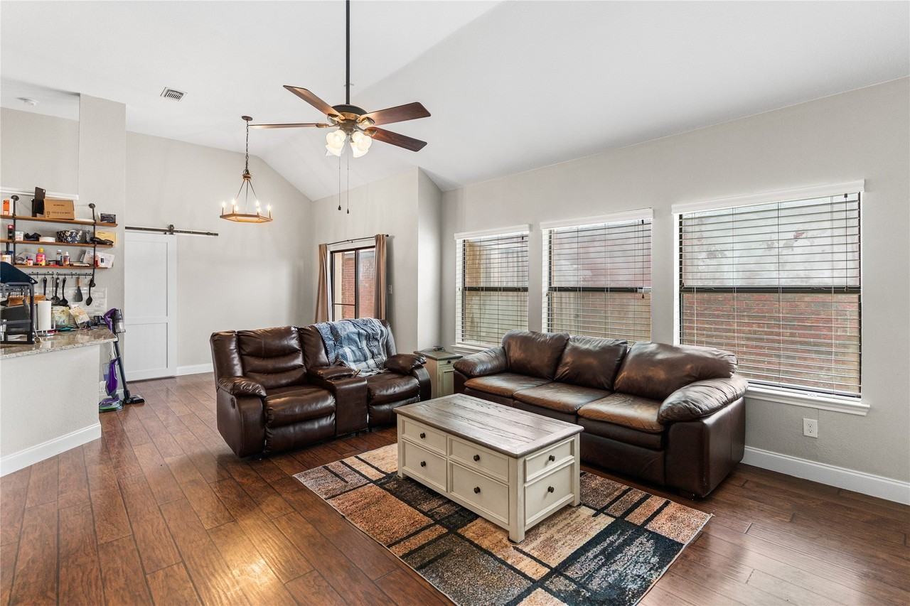 2219 Greenview Dr - Photo 3 of 21