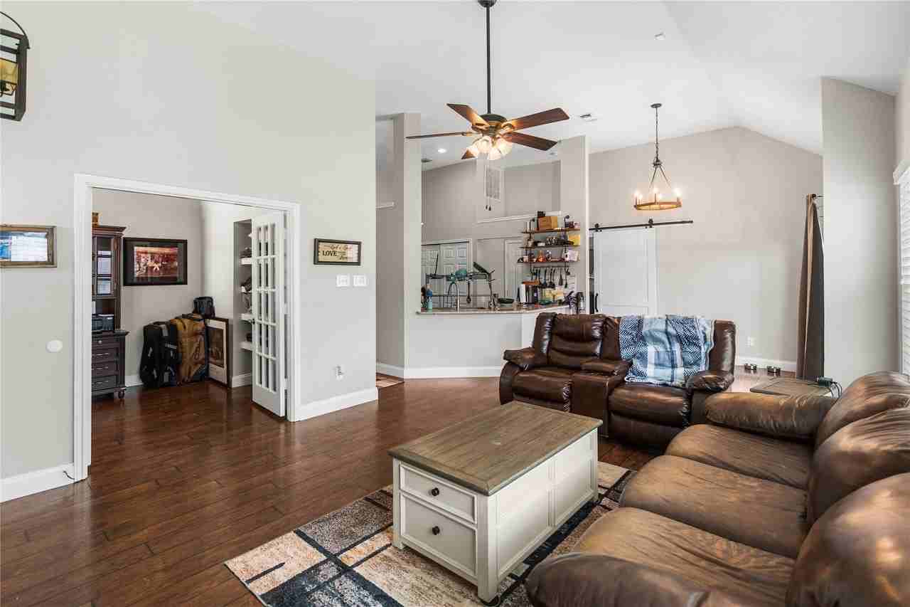 2219 Greenview Dr - Photo 4 of 21