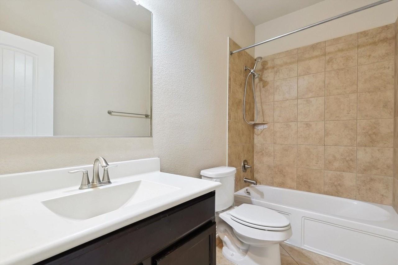 16328 White Rock Blvd - Photo 3 of 18