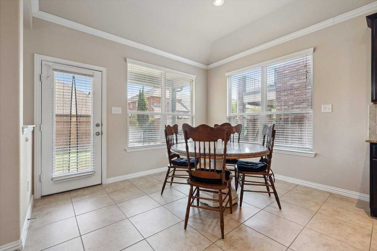 16328 White Rock Blvd - Photo 6 of 18