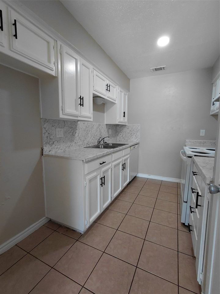 3900 Camelot St #B - Photo 5 of 13
